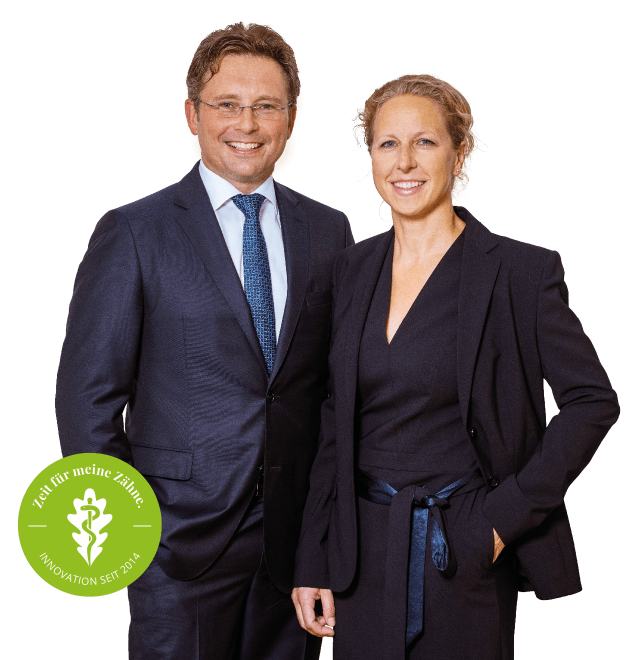 Prof. Dr. Dr. med. dent. Norbert Enkling und Dr. med. dent. Johanna Enkling mit einem Siegel der Eichenklinik.