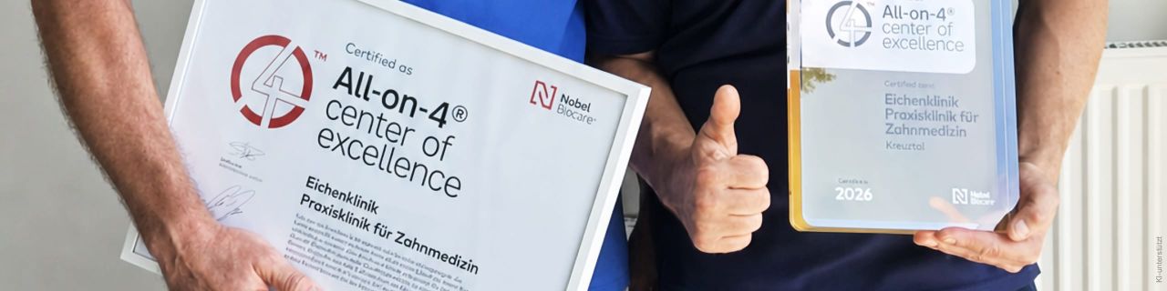 Zwei Personen präsentieren stolz ihre All-on-4® Zertifikate für Exzellenz in der Zahnmedizin.