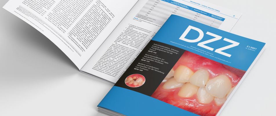 Ein offenes Magazin zeigt eine zahnmedizinische Fachzeitschrift mit dem Titel "DZZ" und einem Zahnbild auf dem Cover.